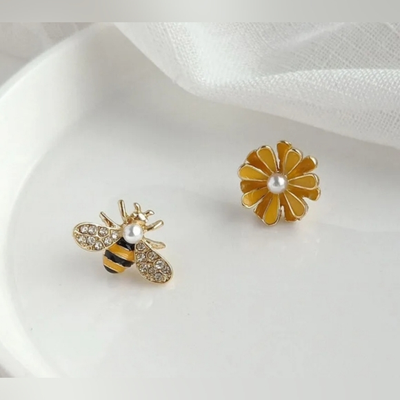 🌼 🐝 Bee Daisy Flower Crystal Pearl Stud Earrings - Picture 4 of 4